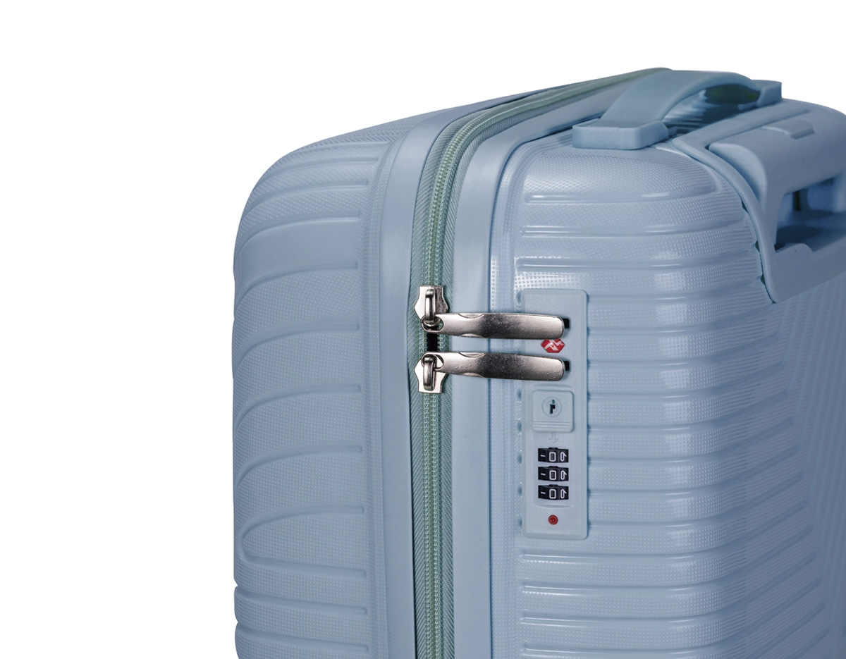 Mala de viagem em plástico resistente, fechamento em zíper e capacidade para até 30 litros. Possui dimensões compatíveis com o padrão da ANAC, compartimento interno com fechamento em zíper e bolso superior em tela de malha, além de cinta compressora no lado oposto para organização de objetos. Conta ainda com alça de mão, quatro rodinhas com giro em 360 graus, puxador com ajuste de nível e alça plástica, além de cadeado numérico TSA. Acompanha placa em metal para personalização.