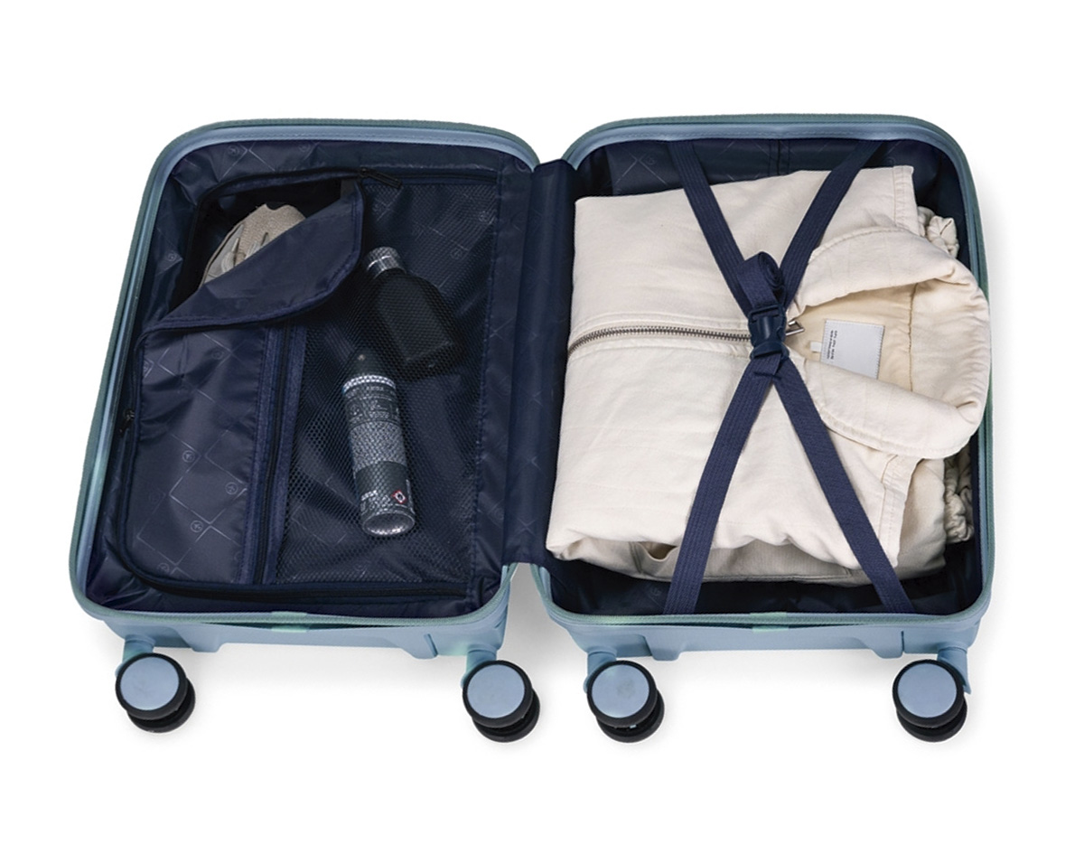 Mala de viagem em plástico resistente, fechamento em zíper e capacidade para até 30 litros. Possui dimensões compatíveis com o padrão da ANAC, compartimento interno com fechamento em zíper e bolso superior em tela de malha, além de cinta compressora no lado oposto para organização de objetos. Conta ainda com alça de mão, quatro rodinhas com giro em 360 graus, puxador com ajuste de nível e alça plástica, além de cadeado numérico TSA. Acompanha placa em metal para personalização.