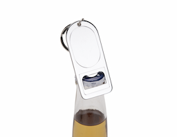 Chaveiro metálico com acabamento brilhante e abridor de garrafas integrado, unindo praticidade e resistência em um único acessório. Compacto e funcional, é ideal para o uso diário e oferece excelente área para personalização. Uma ótima opção de brinde corporativo para fortalecer a divulgação da marca de forma útil e duradoura.