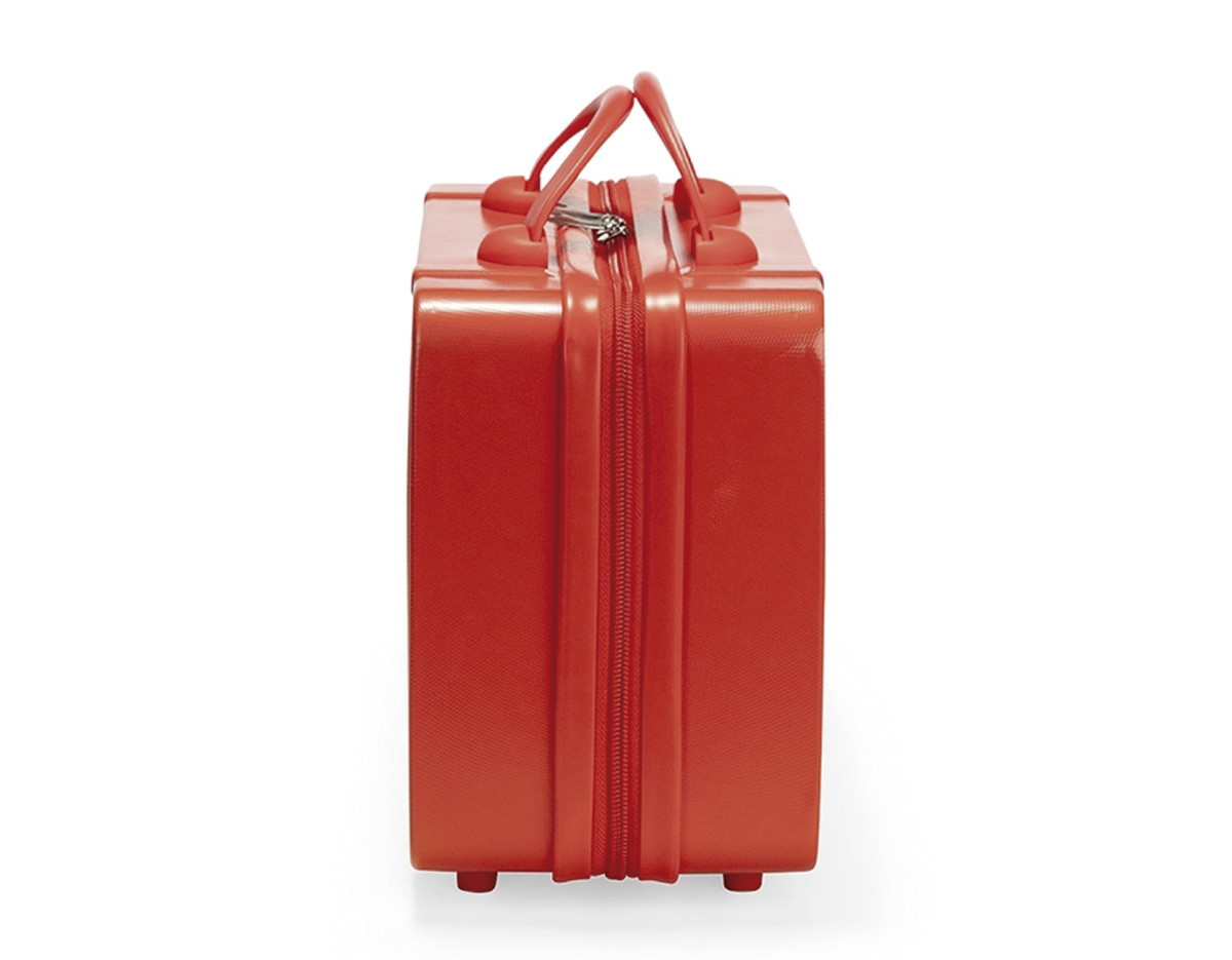 Frasqueira de viagem em plástico ABS com capacidade máxima de 8 litros. Possui compartimento interno com revestimento em poliéster, fechamento em zíper e bolso em tela de malha em uma das laterais, além de cinta compressora de engates plástico na outra. Apresenta quatro apoios reforçados na parte inferior, duas alças de mão, engate elástico para alças de malas e fechamento externo em zíper.