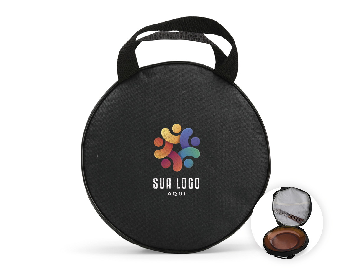 Bolsa porta-pratos confeccionada em poliéster 600 impermeável, com fechamento em zíper e compartimento interno que inclui bolso em tela de nylon. Possui duas alças de nylon para transporte.