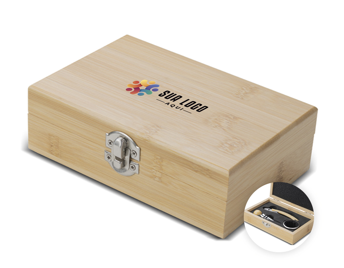 Kit Vinho em elegante estojo de bambu, ideal para presentear clientes e parceiros. Com acabamento sofisticado, acompanha saca-rolha metálico com detalhes em bambu, anel corta-gotas e tampa com bico dosador. Produzido com materiais de qualidade, une funcionalidade e requinte para momentos especiais.