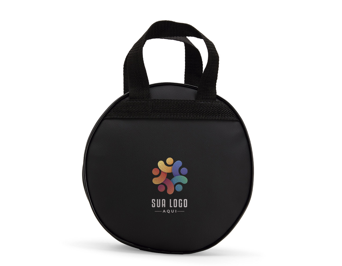Bolsa porta-pratos confeccionada em couro sintético, resistente e de fácil higienização. Possui fechamento em zíper que garante maior segurança no transporte. Conta com compartimento interno com bolso em tela de nylon para melhor organização, além de duas alças que proporcionam praticidade e conforto ao carregar. Ideal para armazenar e transportar pratos com segurança e elegância.