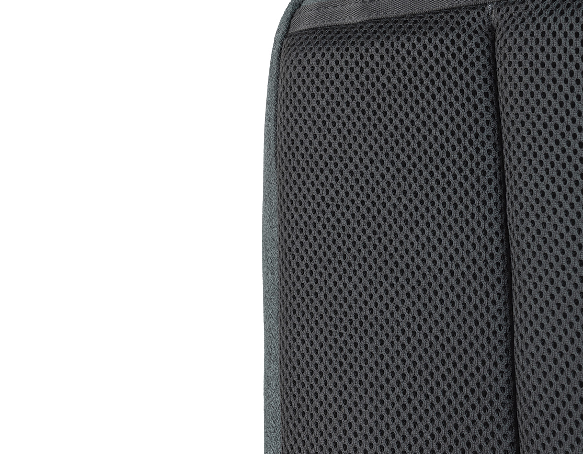 Mochila premium para notebook confeccionada em poliéster com detalhes em PU, dois compartimentos frontais com zíper e plaquinha metálica para personalização com engate para mala de bordo. Possui compartimento interno para notebook de até 15,6 polegadas, espaço para tablet e demais itens, tecido interno na cor bege.