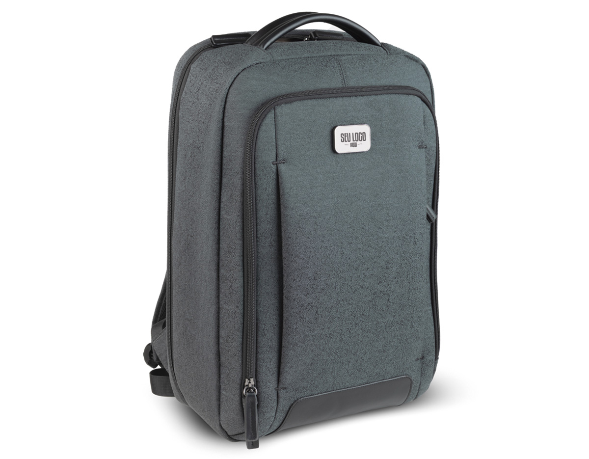 Mochila premium para notebook confeccionada em poliéster com detalhes em PU, dois compartimentos frontais com zíper e plaquinha metálica para personalização com engate para mala de bordo. Possui compartimento interno para notebook de até 15,6 polegadas, espaço para tablet e demais itens, tecido interno na cor bege.