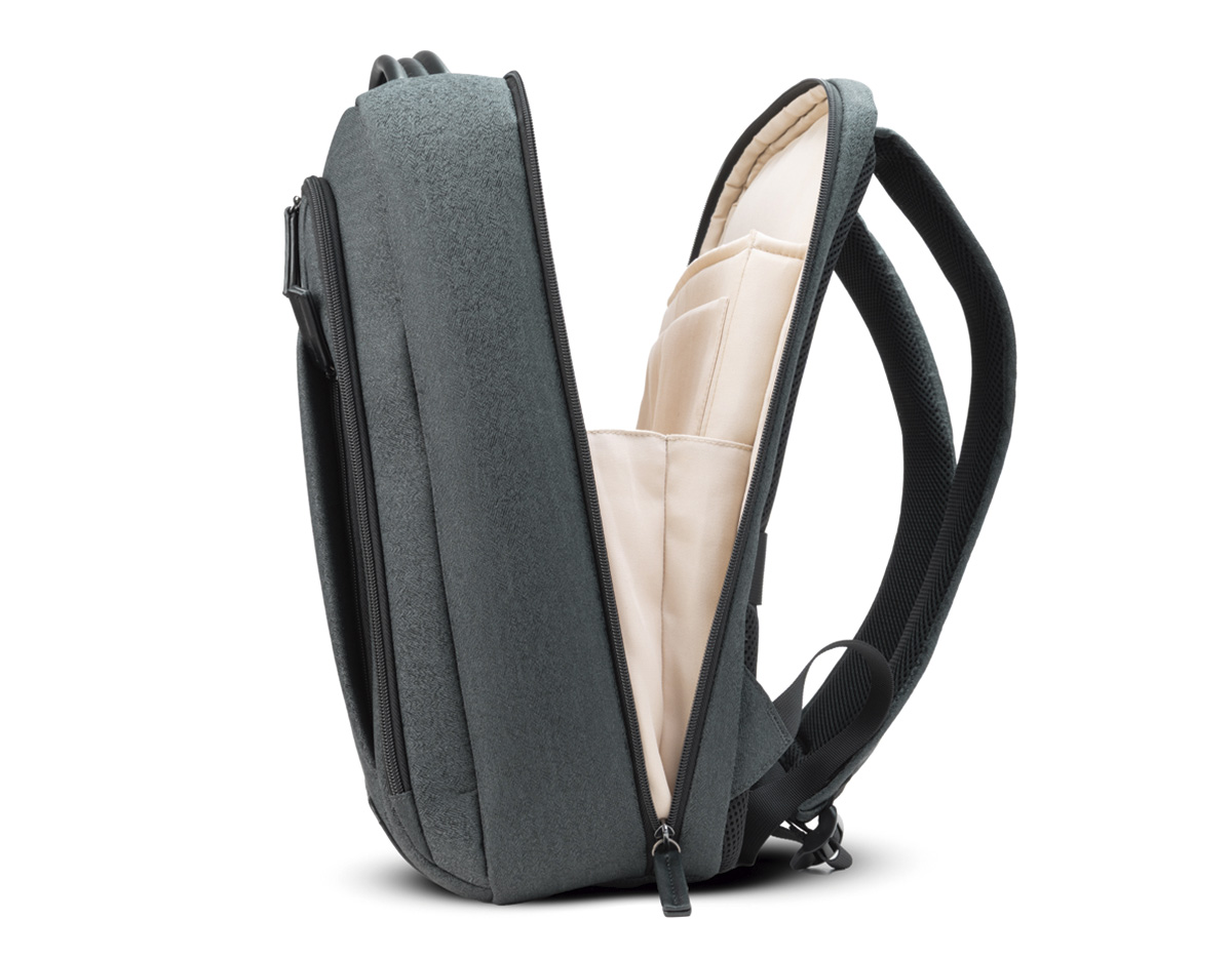 Mochila premium para notebook confeccionada em poliéster com detalhes em PU, dois compartimentos frontais com zíper e plaquinha metálica para personalização com engate para mala de bordo. Possui compartimento interno para notebook de até 15,6 polegadas, espaço para tablet e demais itens, tecido interno na cor bege.