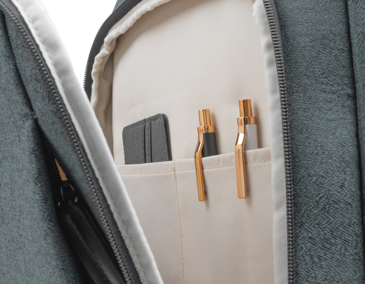 Mochila premium para notebook confeccionada em poliéster com detalhes em PU, dois compartimentos frontais com zíper e plaquinha metálica para personalização com engate para mala de bordo. Possui compartimento interno para notebook de até 15,6 polegadas, espaço para tablet e demais itens, tecido interno na cor bege.