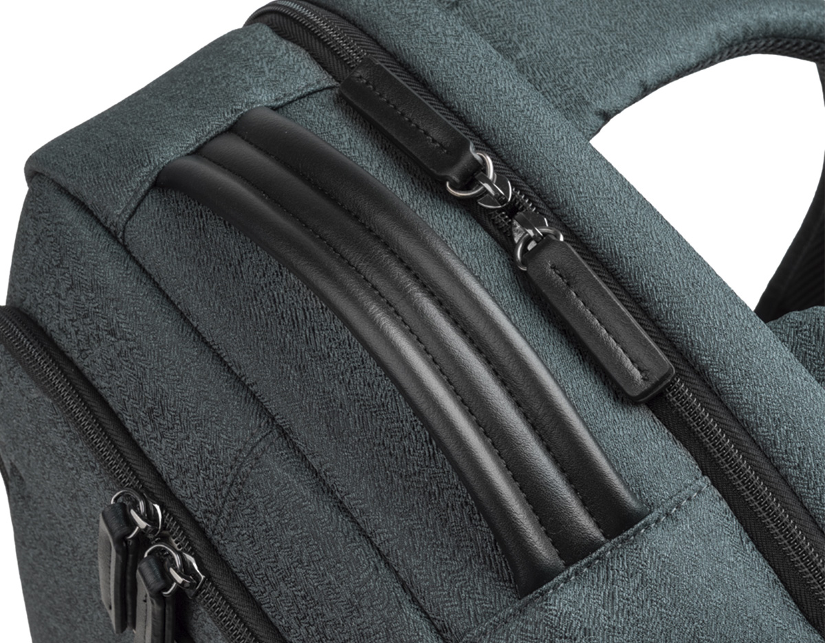 Mochila premium para notebook confeccionada em poliéster com detalhes em PU, dois compartimentos frontais com zíper e plaquinha metálica para personalização com engate para mala de bordo. Possui compartimento interno para notebook de até 15,6 polegadas, espaço para tablet e demais itens, tecido interno na cor bege.
