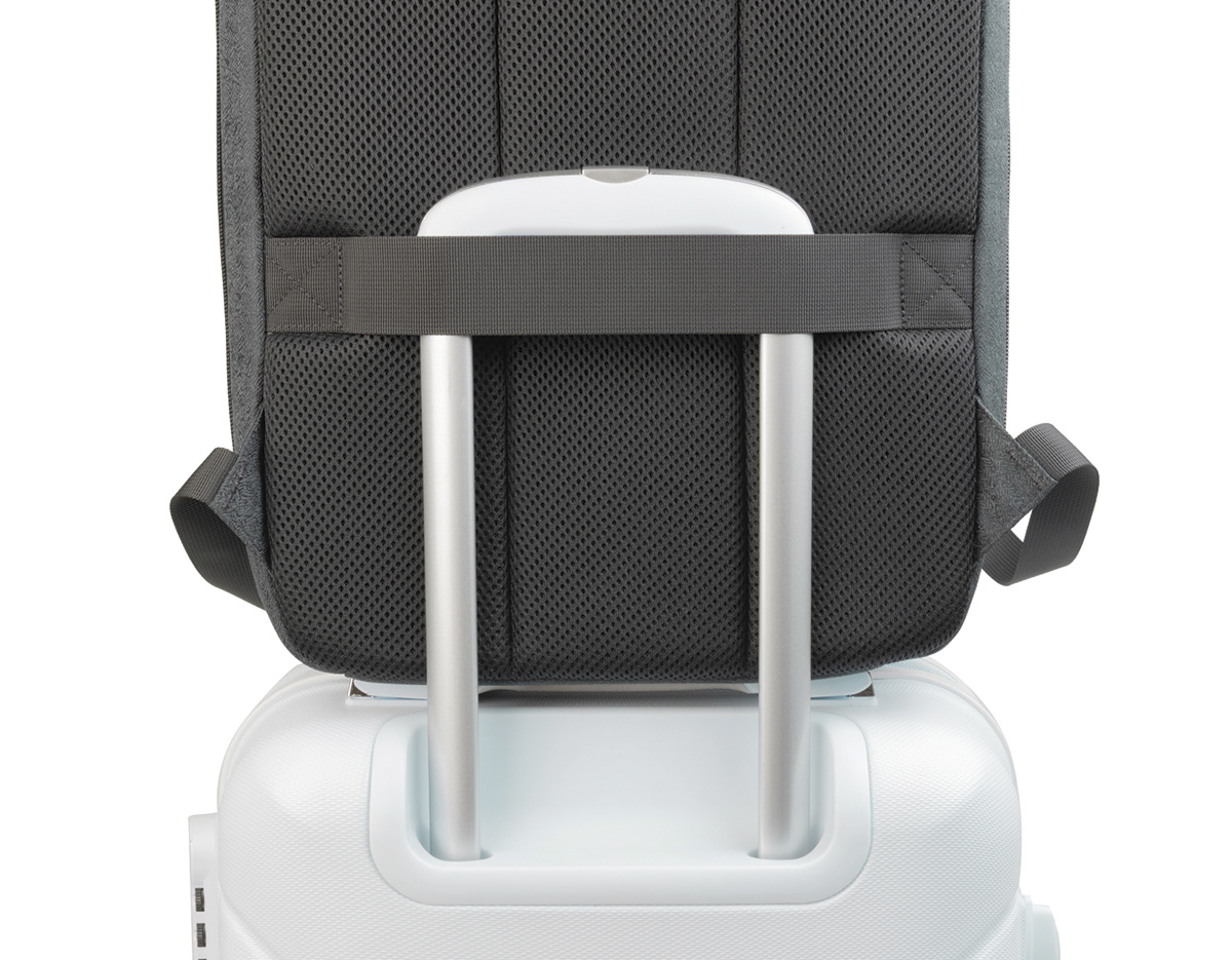 Mochila premium para notebook confeccionada em poliéster com detalhes em PU, dois compartimentos frontais com zíper e plaquinha metálica para personalização com engate para mala de bordo. Possui compartimento interno para notebook de até 15,6 polegadas, espaço para tablet e demais itens, tecido interno na cor bege.