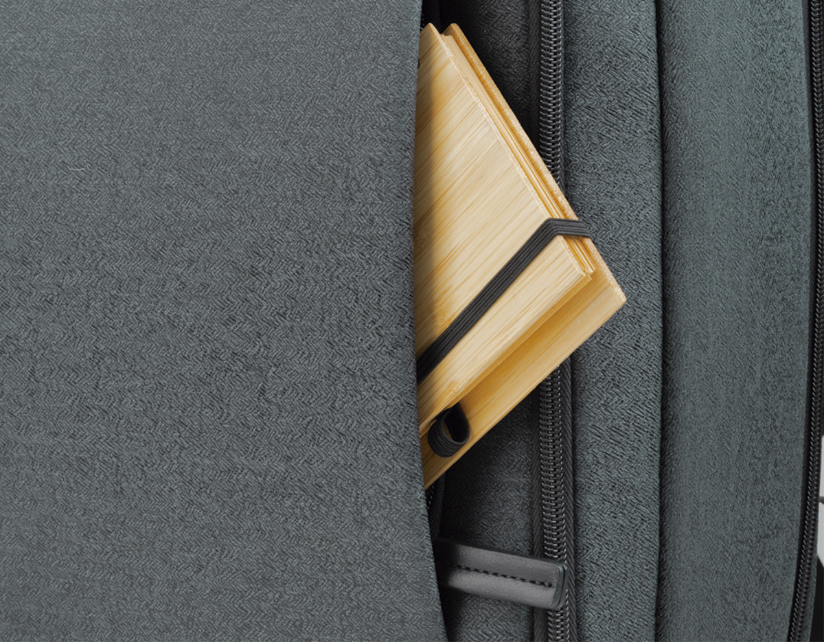 Mochila premium para notebook confeccionada em poliéster com detalhes em PU, dois compartimentos frontais com zíper e plaquinha metálica para personalização com engate para mala de bordo. Possui compartimento interno para notebook de até 15,6 polegadas, espaço para tablet e demais itens, tecido interno na cor bege.
