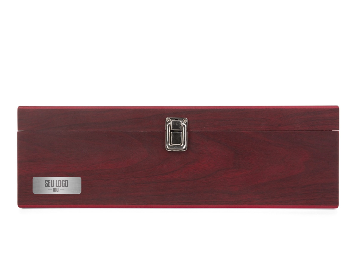 Kit vinho composto por 4 itens: saca-rolhas de um estágio em inox, anel corta-gotas (wine collar) em liga de zinco com revestimento em feltro, bico dosador em liga de zinco com detalhes em silicone e tampa de bico dosador em inox com partes em zinco e silicone. Acompanha estojo em MDF com visor em acrílico na tampa, pés antiderrapantes, dobradiças e trava de fechamento metálicos, além de revestimento interno em espuma de EVA e tecido acetinado, com espaço para acomodação de uma garrafa de vinho padrão.