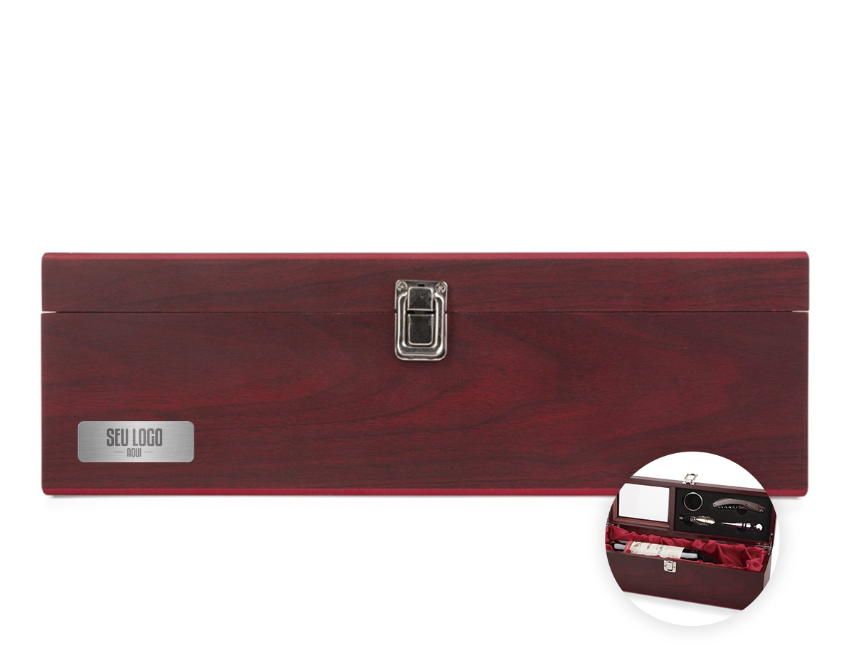 Kit vinho composto por 4 itens: saca-rolhas de um estágio em inox, anel corta-gotas (wine collar) em liga de zinco com revestimento em feltro, bico dosador em liga de zinco com detalhes em silicone e tampa de bico dosador em inox com partes em zinco e silicone. Acompanha estojo em MDF com visor em acrílico na tampa, pés antiderrapantes, dobradiças e trava de fechamento metálicos, além de revestimento interno em espuma de EVA e tecido acetinado, com espaço para acomodação de uma garrafa de vinho padrão.