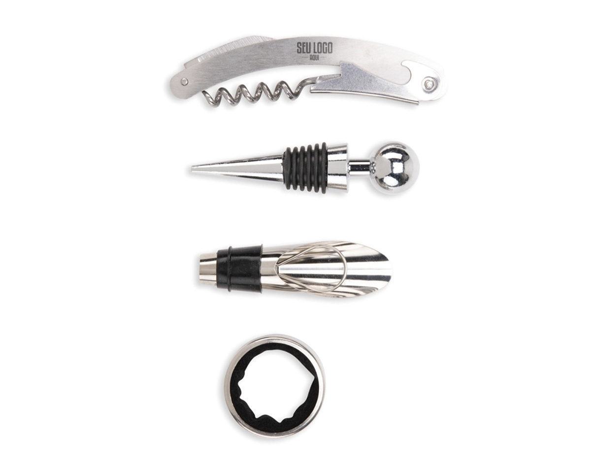Kit vinho composto por 4 itens: saca-rolhas de um estágio em inox, anel corta-gotas (wine collar) em liga de zinco com revestimento em feltro, bico dosador em liga de zinco com detalhes em silicone e tampa de bico dosador em inox com partes em zinco e silicone. Acompanha estojo em MDF com visor em acrílico na tampa, pés antiderrapantes, dobradiças e trava de fechamento metálicos, além de revestimento interno em espuma de EVA e tecido acetinado, com espaço para acomodação de uma garrafa de vinho padrão.