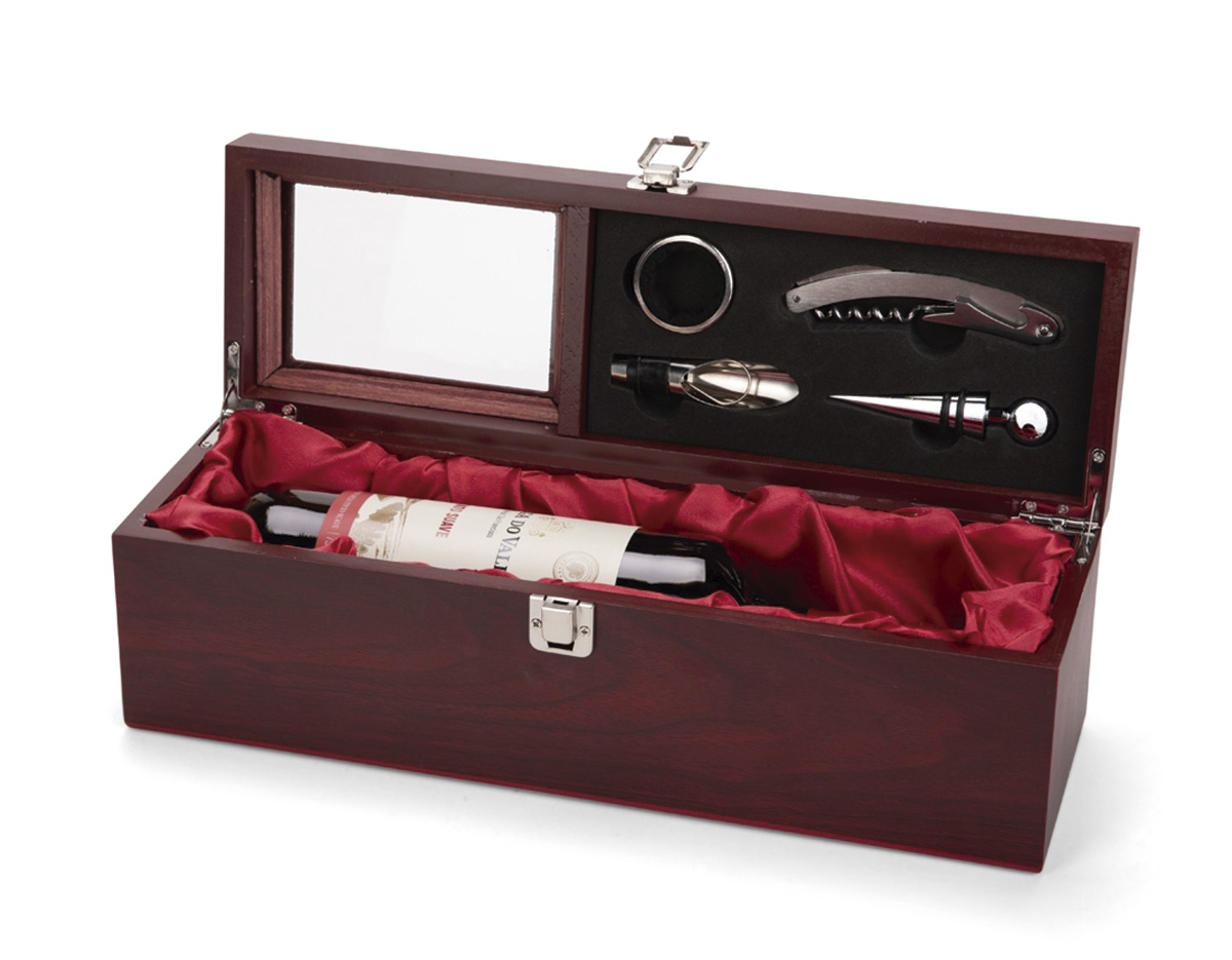 Kit vinho composto por 4 itens: saca-rolhas de um estágio em inox, anel corta-gotas (wine collar) em liga de zinco com revestimento em feltro, bico dosador em liga de zinco com detalhes em silicone e tampa de bico dosador em inox com partes em zinco e silicone. Acompanha estojo em MDF com visor em acrílico na tampa, pés antiderrapantes, dobradiças e trava de fechamento metálicos, além de revestimento interno em espuma de EVA e tecido acetinado, com espaço para acomodação de uma garrafa de vinho padrão.