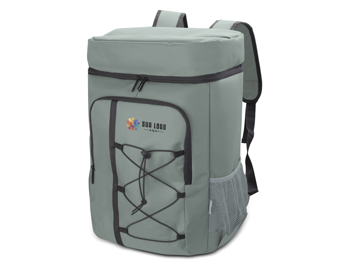 Mochila/Bolsa térmica confeccionada em resistente material 600D, com revestimento interno em PEVA que auxilia na conservação da temperatura dos alimentos e bebidas. Possui dois bolsos laterais, bolso frontal para acessórios, cordão de compressão frontal e compartimento superior impermeável. Um brinde corporativo funcional e versátil para diversas ocasiões.