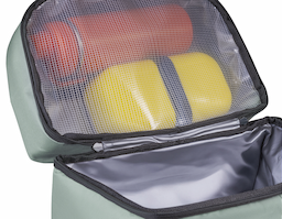 Mochila/Bolsa térmica confeccionada em resistente material 600D, com revestimento interno em PEVA que auxilia na conservação da temperatura dos alimentos e bebidas. Possui dois bolsos laterais, bolso frontal para acessórios, cordão de compressão frontal e compartimento superior impermeável. Um brinde corporativo funcional e versátil para diversas ocasiões.