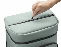 Mochila/Bolsa térmica confeccionada em resistente material 600D, com revestimento interno em PEVA que auxilia na conservação da temperatura dos alimentos e bebidas. Possui dois bolsos laterais, bolso frontal para acessórios, cordão de compressão frontal e compartimento superior impermeável. Um brinde corporativo funcional e versátil para diversas ocasiões.
