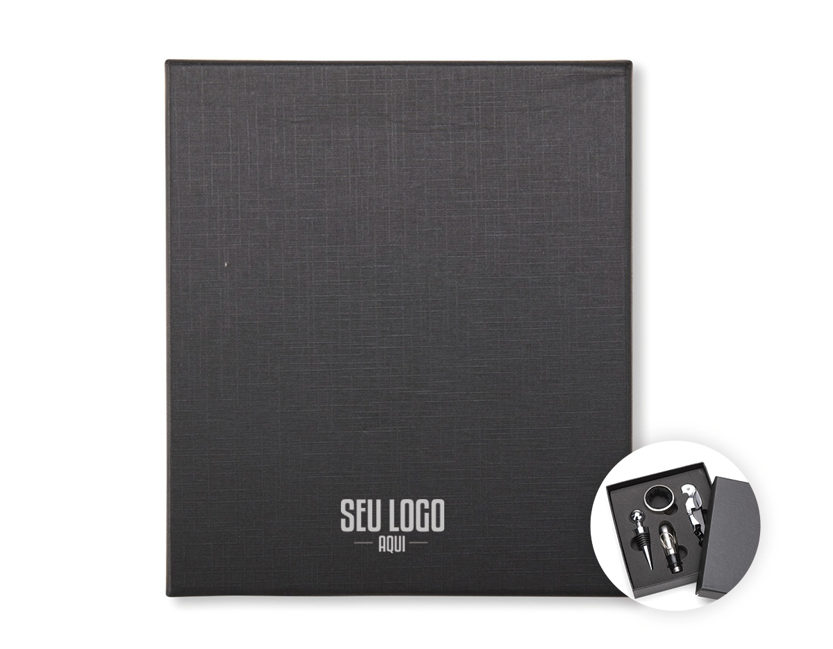 Kit vinho composto por 4 itens: saca-rolhas de dois estágios em inox, anel corta-gotas (wine collar) em liga de zinco e feltro, além de bico dosador e tampa de bico, ambos em liga de zinco com revestimento em silicone. Acompanha estojo em papelão e revestimento interno em espuma de EVA para acomodar os itens do conjunto.