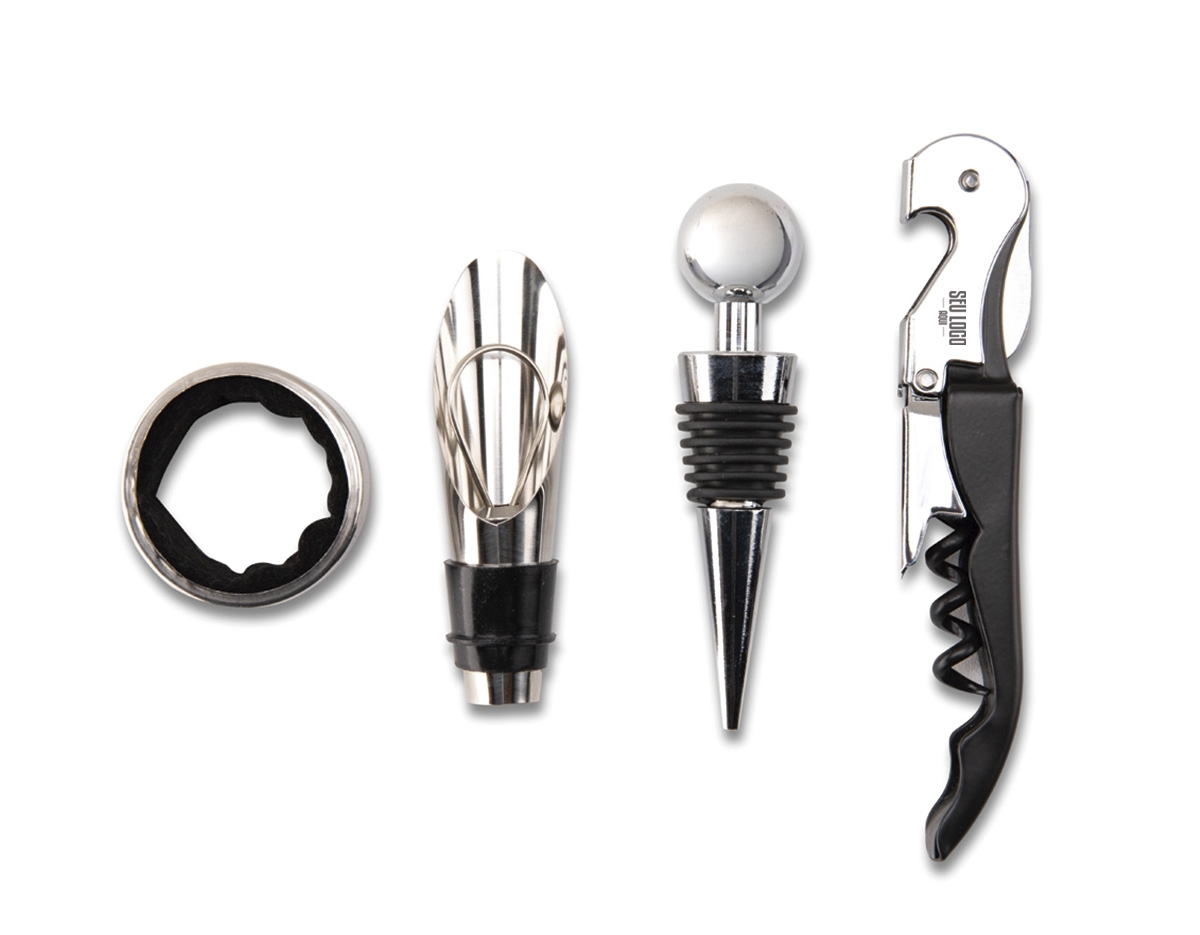 Kit vinho composto por 4 itens: saca-rolhas de dois estágios em inox, anel corta-gotas (wine collar) em liga de zinco e feltro, além de bico dosador e tampa de bico, ambos em liga de zinco com revestimento em silicone. Acompanha estojo em papelão e revestimento interno em espuma de EVA para acomodar os itens do conjunto.