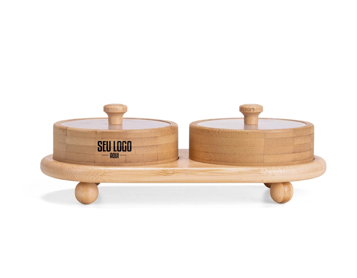 Conjunto com dois potes multiuso em bambu, ideais para organizar e armazenar diversos itens. Possui tampas em plástico transparente que facilitam a visualização do conteúdo, além de suporte com compartimentos para acomodação dos potes. Acompanha quatro pés de apoio e parafusos para fixação das tampas, unindo praticidade e um design elegante para brindes corporativos.