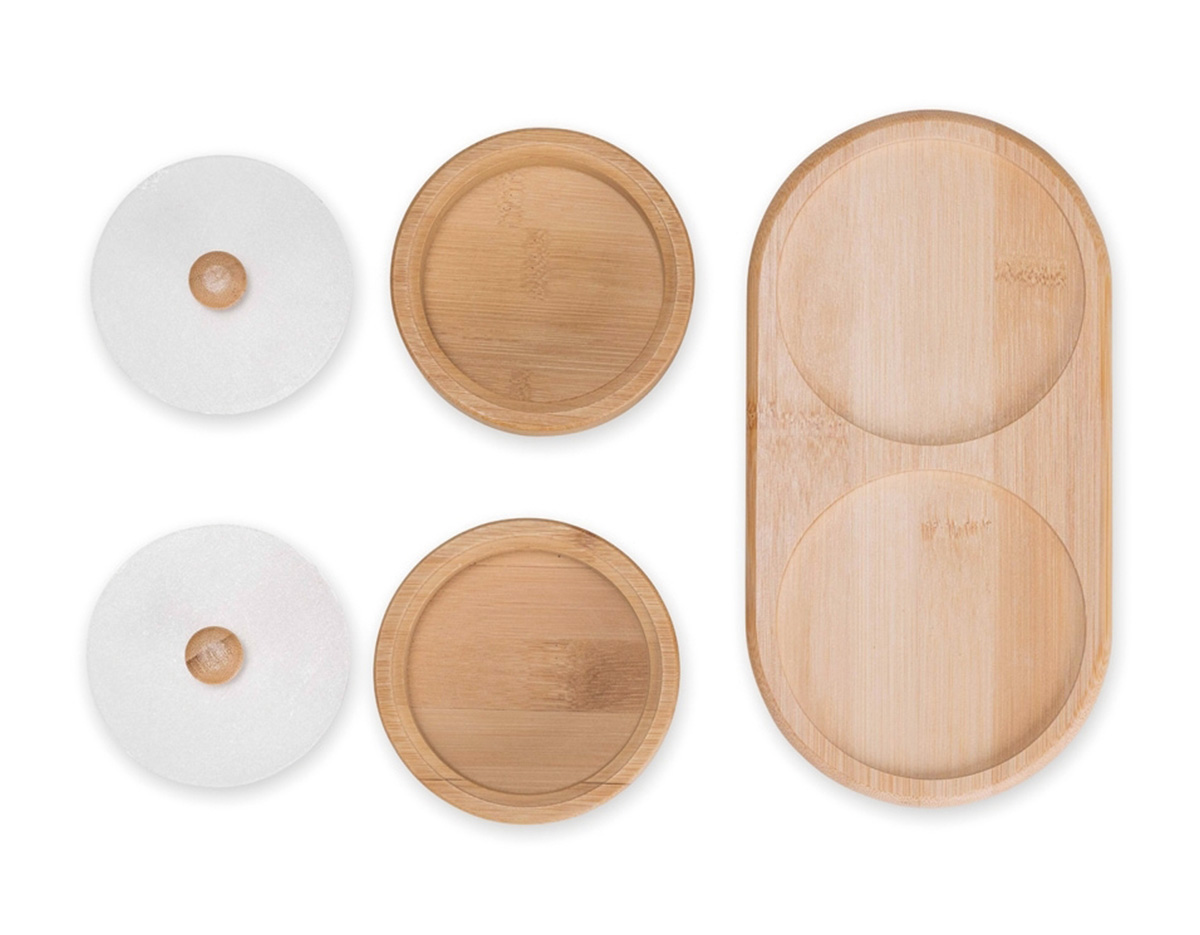 Conjunto com dois potes multiuso em bambu, ideais para organizar e armazenar diversos itens. Possui tampas em plástico transparente que facilitam a visualização do conteúdo, além de suporte com compartimentos para acomodação dos potes. Acompanha quatro pés de apoio e parafusos para fixação das tampas, unindo praticidade e um design elegante para brindes corporativos.