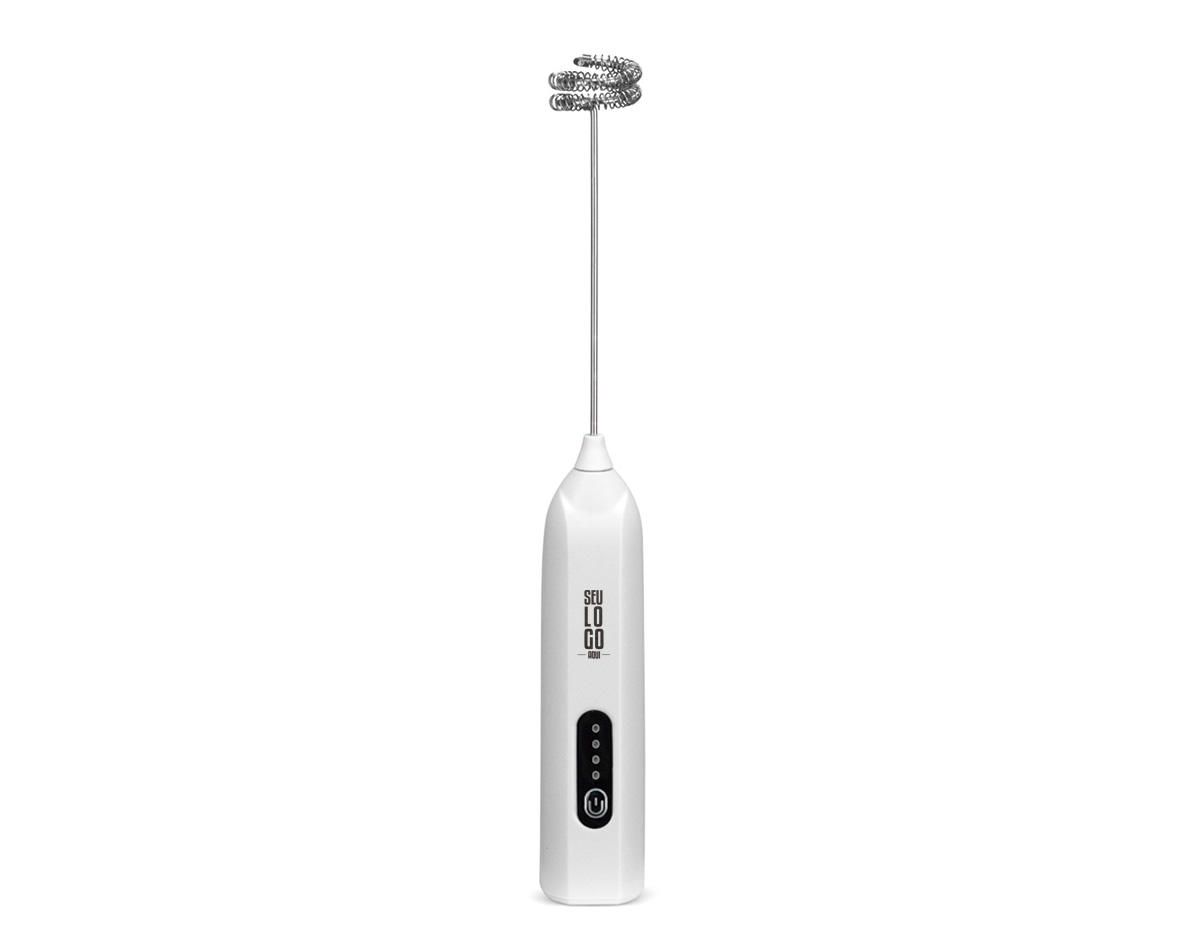Misturador recarregável multiuso. Possui corpo em plástico ABS, painel frontal com botão de acionamento e indicadores em LED, além de batedor removível em inox 304. Acompanha cabo USB-C para carregamento.
