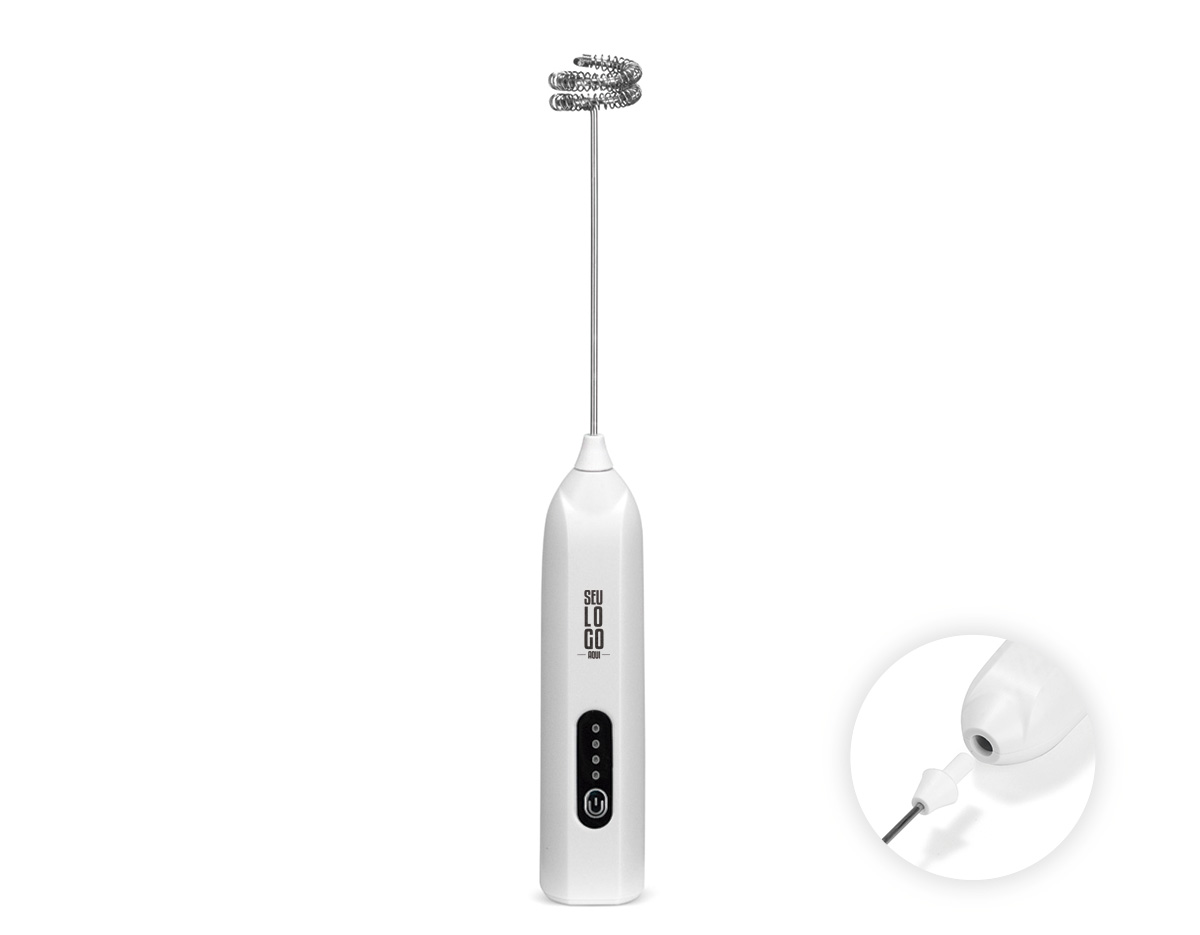 Misturador recarregável multiuso. Possui corpo em plástico ABS, painel frontal com botão de acionamento e indicadores em LED, além de batedor removível em inox 304. Acompanha cabo USB-C para carregamento.