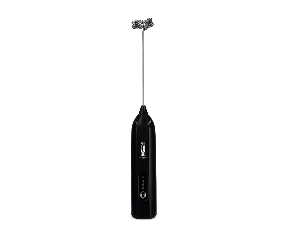 Misturador recarregável multiuso. Possui corpo em plástico ABS, painel frontal com botão de acionamento e indicadores em LED, além de batedor removível em inox 304. Acompanha cabo USB-C para carregamento.