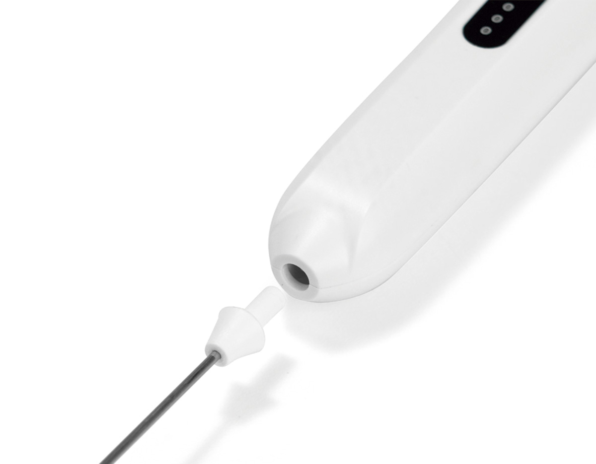 Misturador recarregável multiuso. Possui corpo em plástico ABS, painel frontal com botão de acionamento e indicadores em LED, além de batedor removível em inox 304. Acompanha cabo USB-C para carregamento.