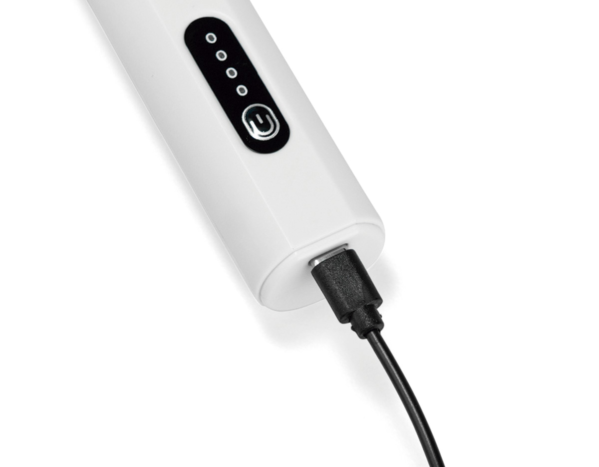 Misturador recarregável multiuso. Possui corpo em plástico ABS, painel frontal com botão de acionamento e indicadores em LED, além de batedor removível em inox 304. Acompanha cabo USB-C para carregamento.