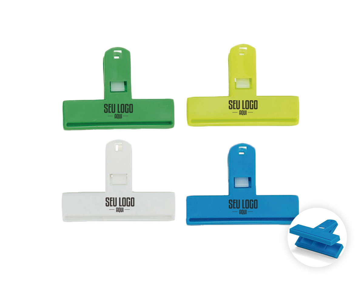 Kit composto por quatro prendedores de pressão multiuso confeccionados em plástico e uma pequena placa magnética para fixação em superfícies metálicas.