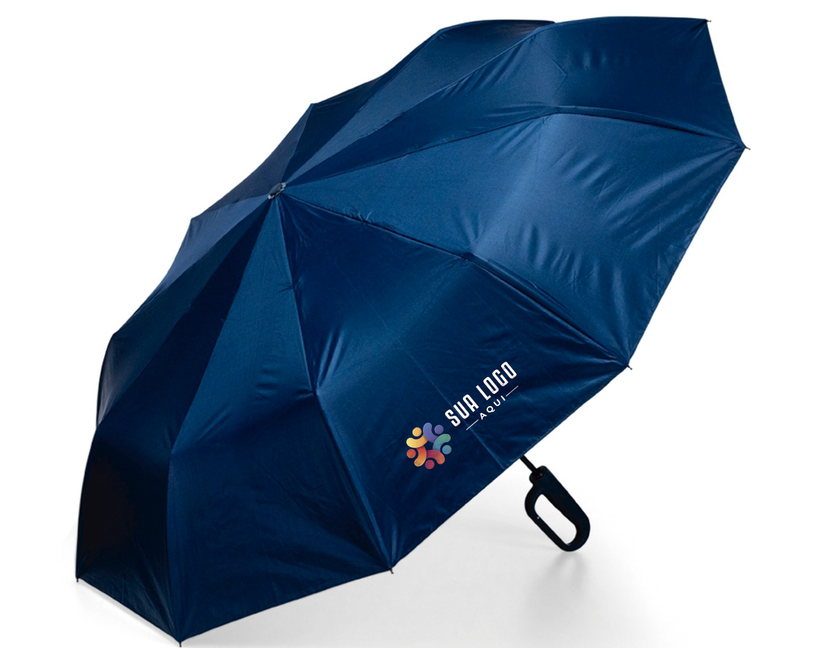 Guarda-chuva confeccionado em poliéster de impacto impermeável com abertura automática por botão em plástico que, ao ser acionado uma segunda vez, ativa a retração dos gomos, facilitando o fechamento. Possui estrutura com haste em ferro, pegador ergonômico em formato de mosquetão feito em polipropileno (PP), 10 varetas em fibra de vidro e ferro com molas amortecedoras, além de faixa para fechamento em velcro. Acompanha capa protetora.