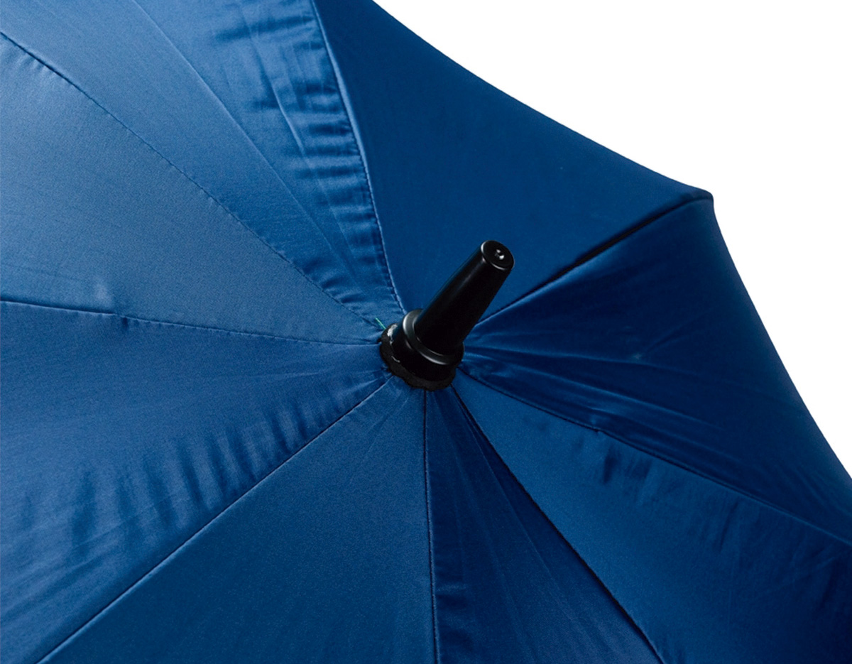 Guarda-chuva em Oxford de impacto impermeável com abertura automática por botão em plástico. Possui estrutura com haste em ferro, pegador em polipropileno (PP), oito varetas em fibra de vidro e faixa para fechamento em velcro.