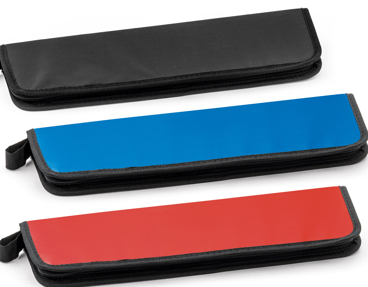 Kit churrasco em aço inox e madeira. Possui 2 peças em estojo de Nylon 210D. 