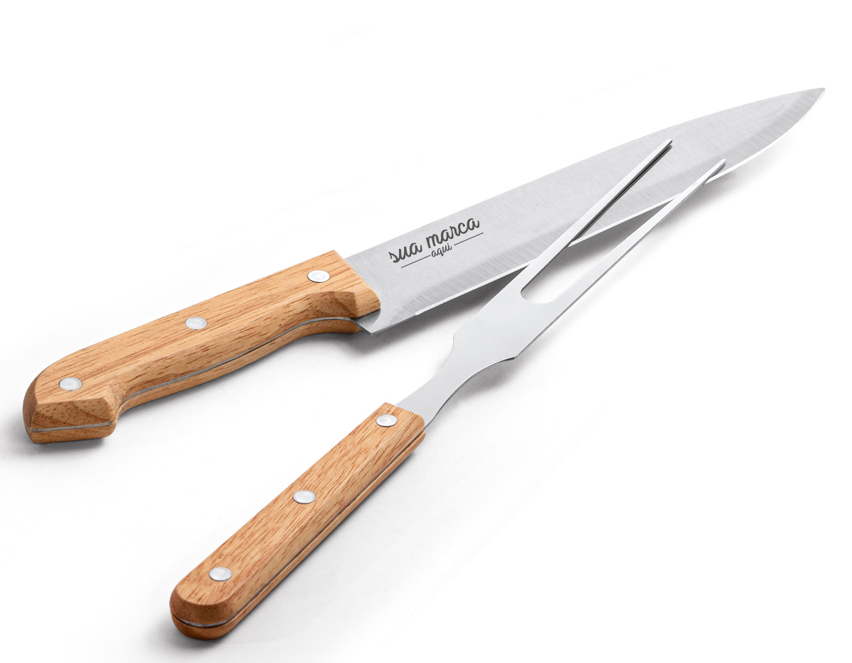 Kit churrasco em aço inox e bambu. Possui caixa kraft e 2 peças.