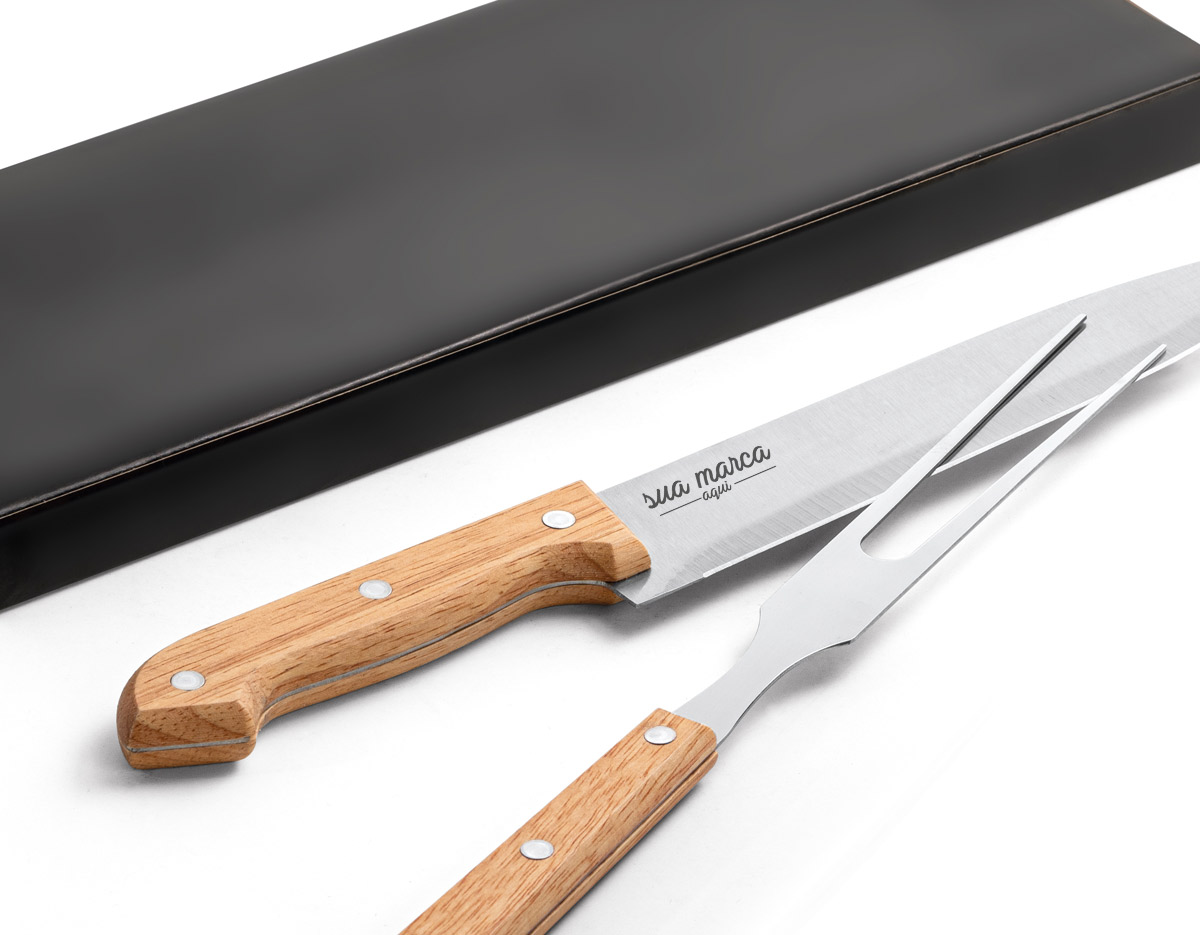 Kit churrasco em aço inox e bambu. Possui caixa kraft e 2 peças.