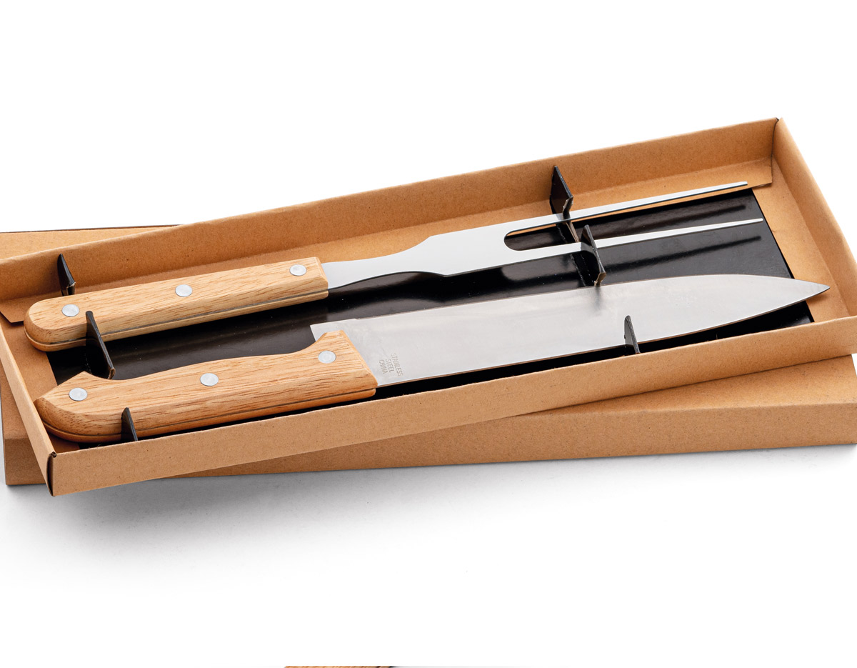 Kit churrasco em aço inox e bambu. Possui caixa kraft e 2 peças.