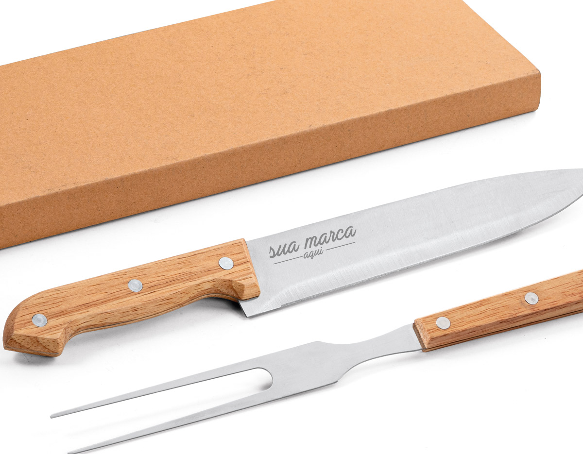 Kit churrasco em aço inox e bambu. Possui caixa kraft e 2 peças.