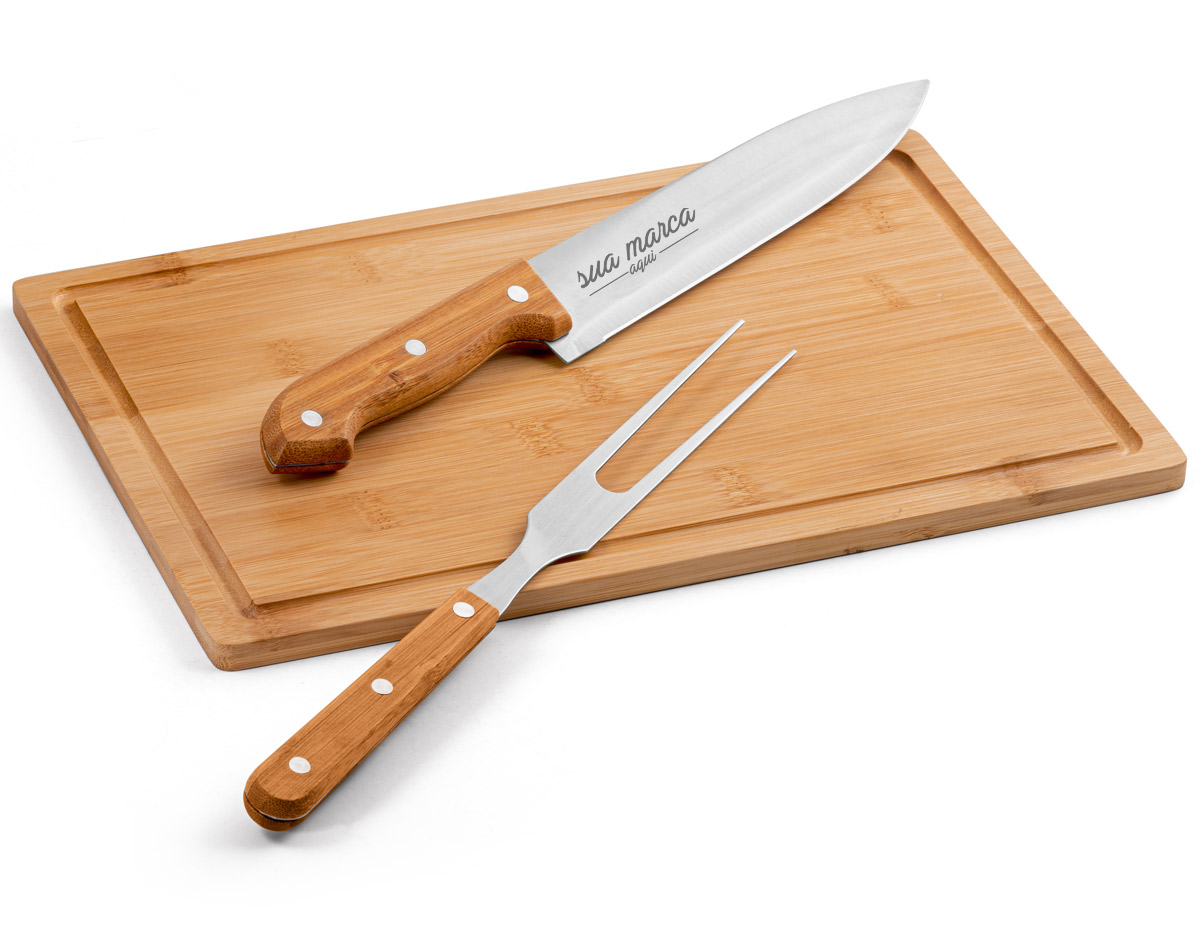 Kit churrasco em aço inox e bambu. Possui tábua em bambu e 2 peças em caixa kraft. Medida da tábua: 300 x 200 x 12 mm.