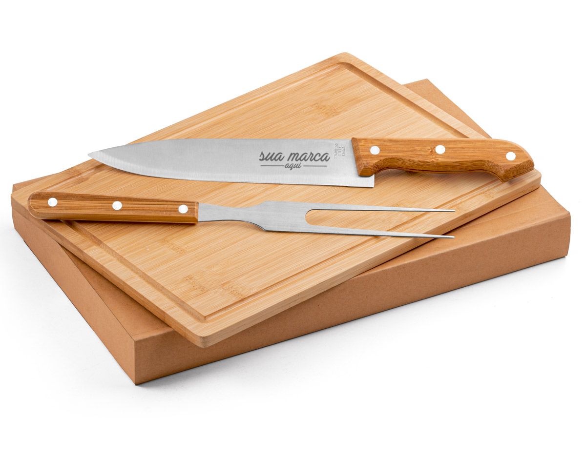 Kit churrasco em aço inox e bambu. Possui tábua em bambu e 2 peças em caixa kraft. Medida da tábua: 300 x 200 x 12 mm.