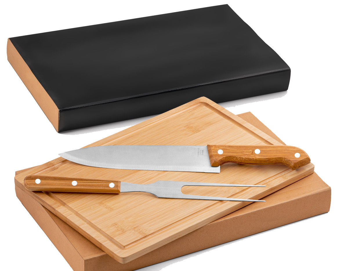 Kit churrasco em aço inox e bambu. Possui tábua em bambu e 2 peças em caixa kraft. Medida da tábua: 300 x 200 x 12 mm.