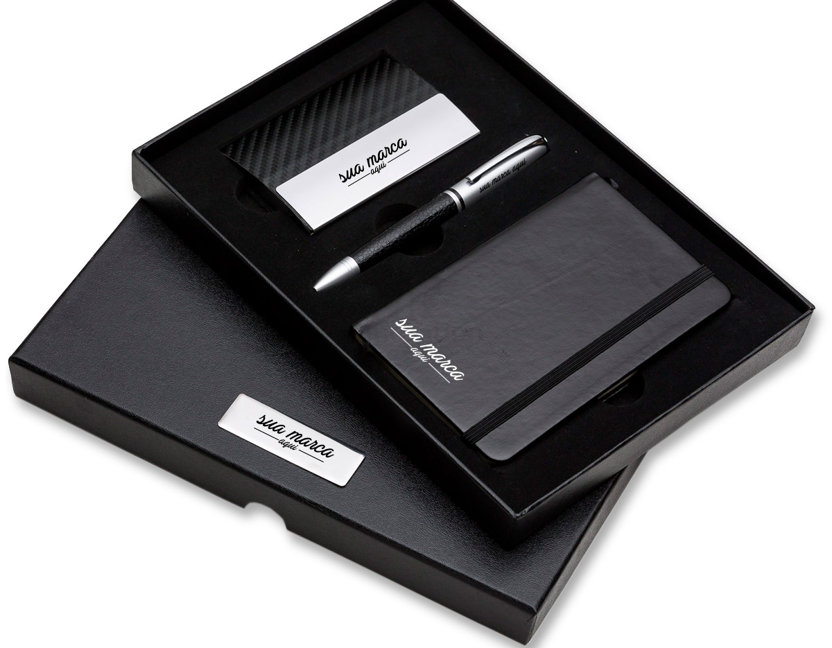 Kit executivo 3 peças. Acompanha: porta cartão de couro sintético texturizado com detalhes prata, caneta metal fosca com detalhe emborrachado preto, caderneta tipo moleskine em couro sintético com aproximadamente 80 folhas amarelas pautadas.