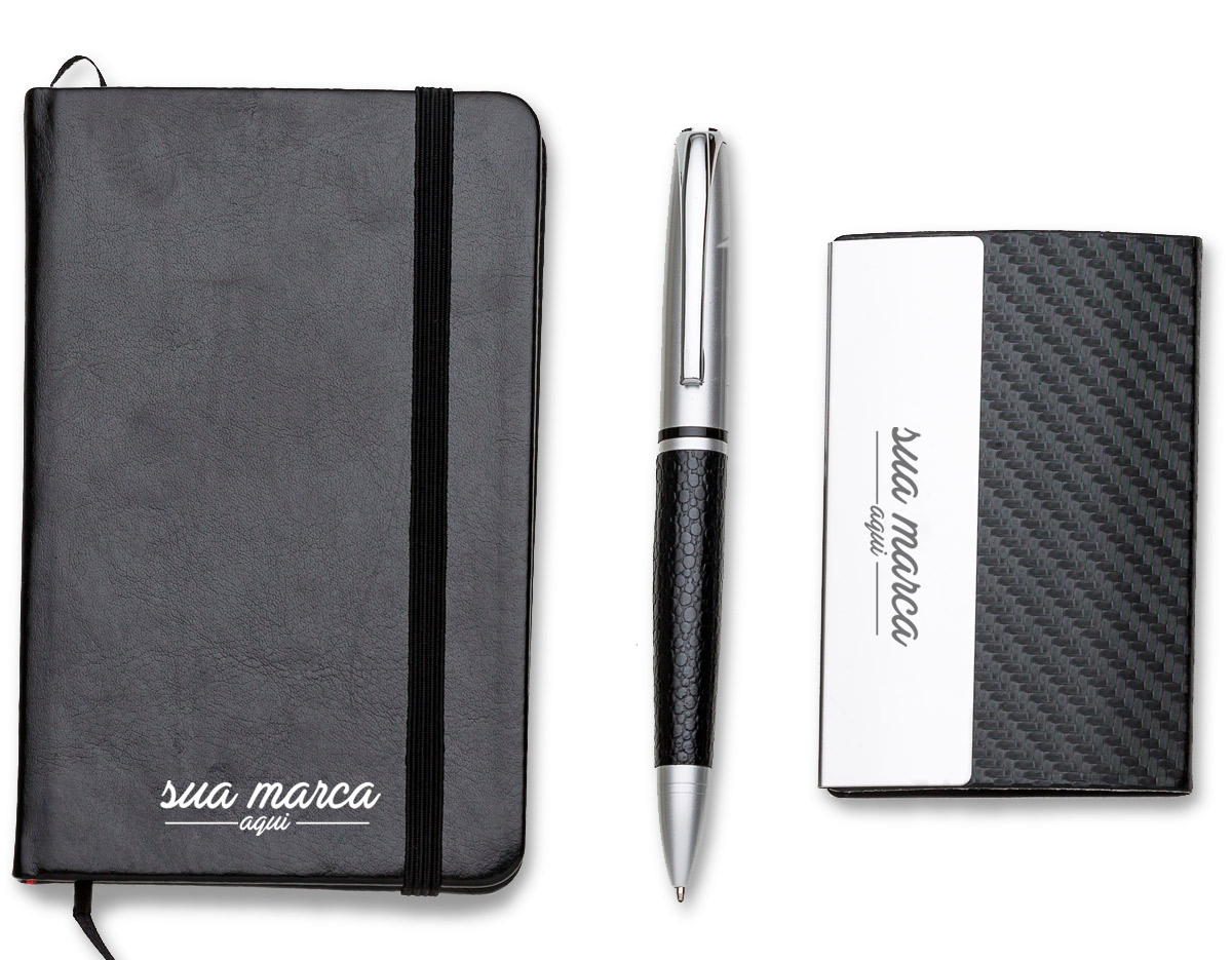 Kit executivo 3 peças. Acompanha: porta cartão de couro sintético texturizado com detalhes prata, caneta metal fosca com detalhe emborrachado preto, caderneta tipo moleskine em couro sintético com aproximadamente 80 folhas amarelas pautadas.