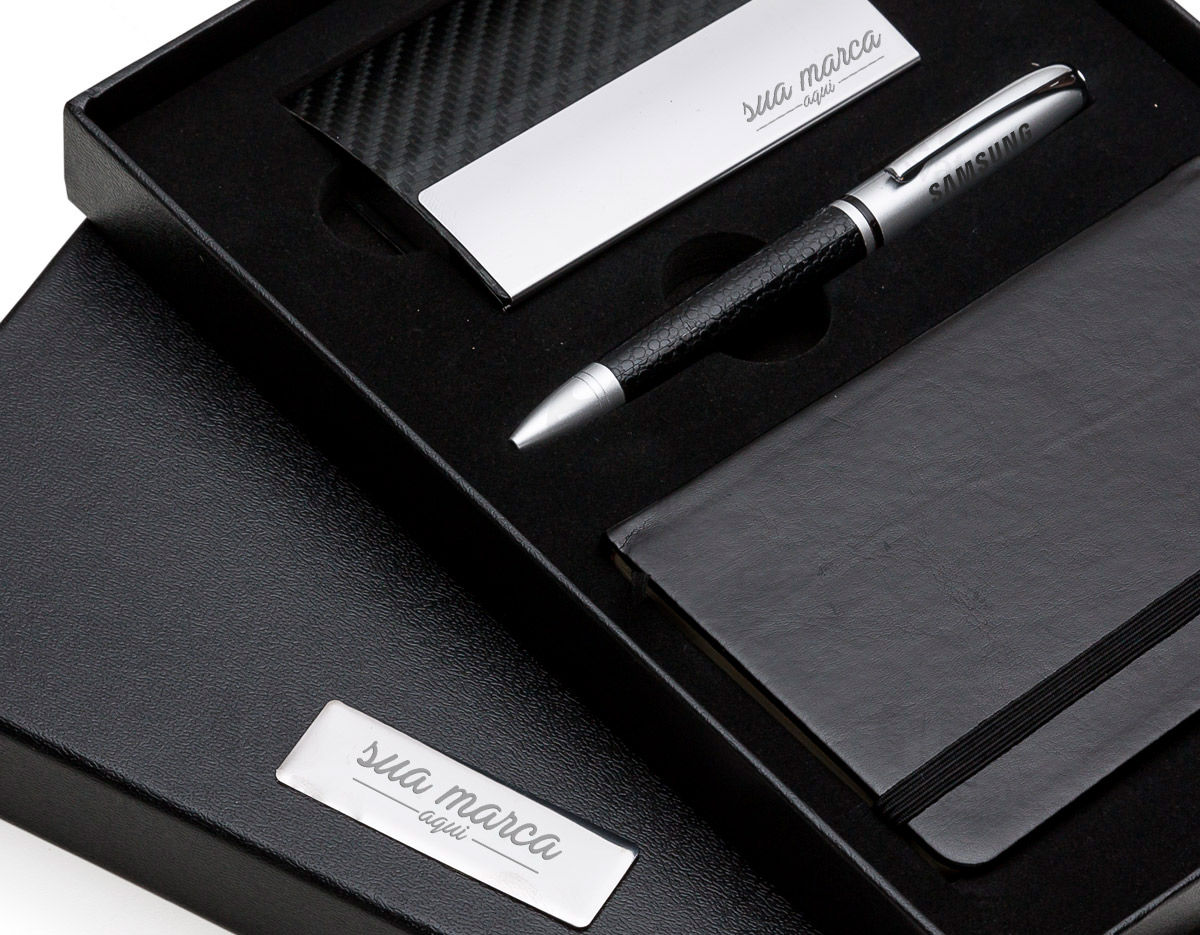 Kit executivo 3 peças. Acompanha: porta cartão de couro sintético texturizado com detalhes prata, caneta metal fosca com detalhe emborrachado preto, caderneta tipo moleskine em couro sintético com aproximadamente 80 folhas amarelas pautadas.