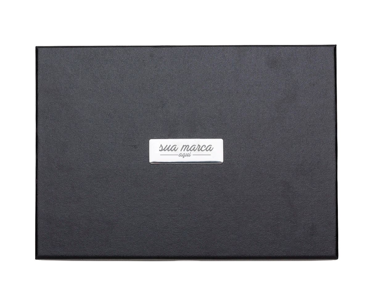Kit executivo 3 peças. Acompanha: porta cartão de couro sintético texturizado com detalhes prata, caneta metal fosca com detalhe emborrachado preto, caderneta tipo moleskine em couro sintético com aproximadamente 80 folhas amarelas pautadas.