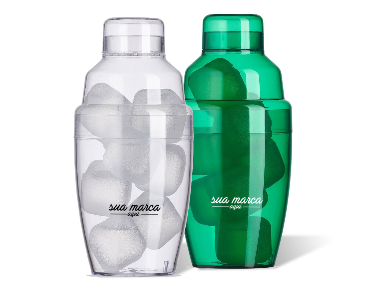 Coqueteleira plástica 230ml com gelo ecológico. Material colorido translúcido, possui tampa de encaixe com peneira e tampa protetora para bocal da peneira. Acompanha 8 gelos ecológicos coloridos. Obs.: Quantidade máxima 130ml com 6 cubos de gelo. Obs.: 21.5 cm.