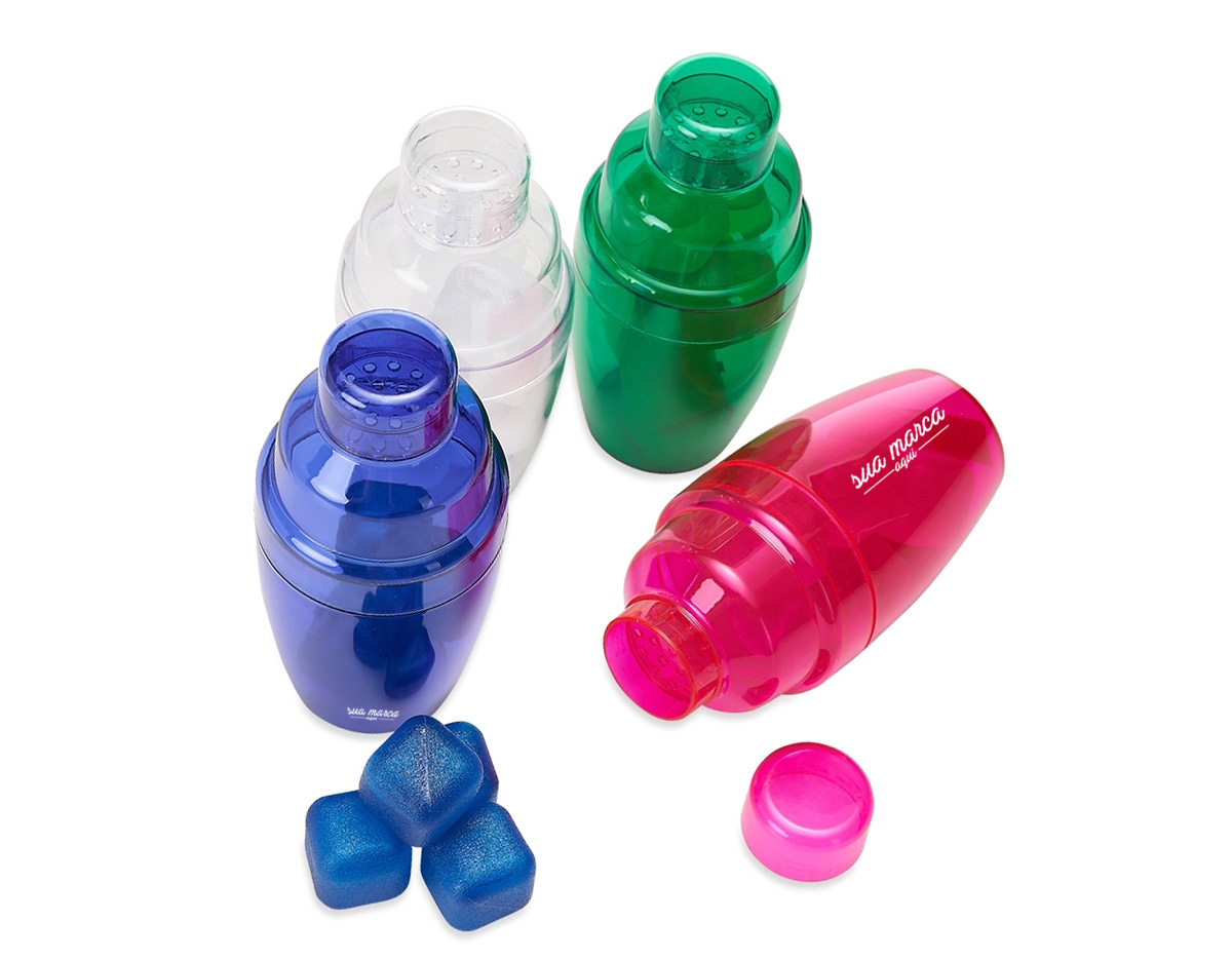 Coqueteleira plástica 230ml com gelo ecológico. Material colorido translúcido, possui tampa de encaixe com peneira e tampa protetora para bocal da peneira. Acompanha 8 gelos ecológicos coloridos. Obs.: Quantidade máxima 130ml com 6 cubos de gelo. Obs.: 21.5 cm.