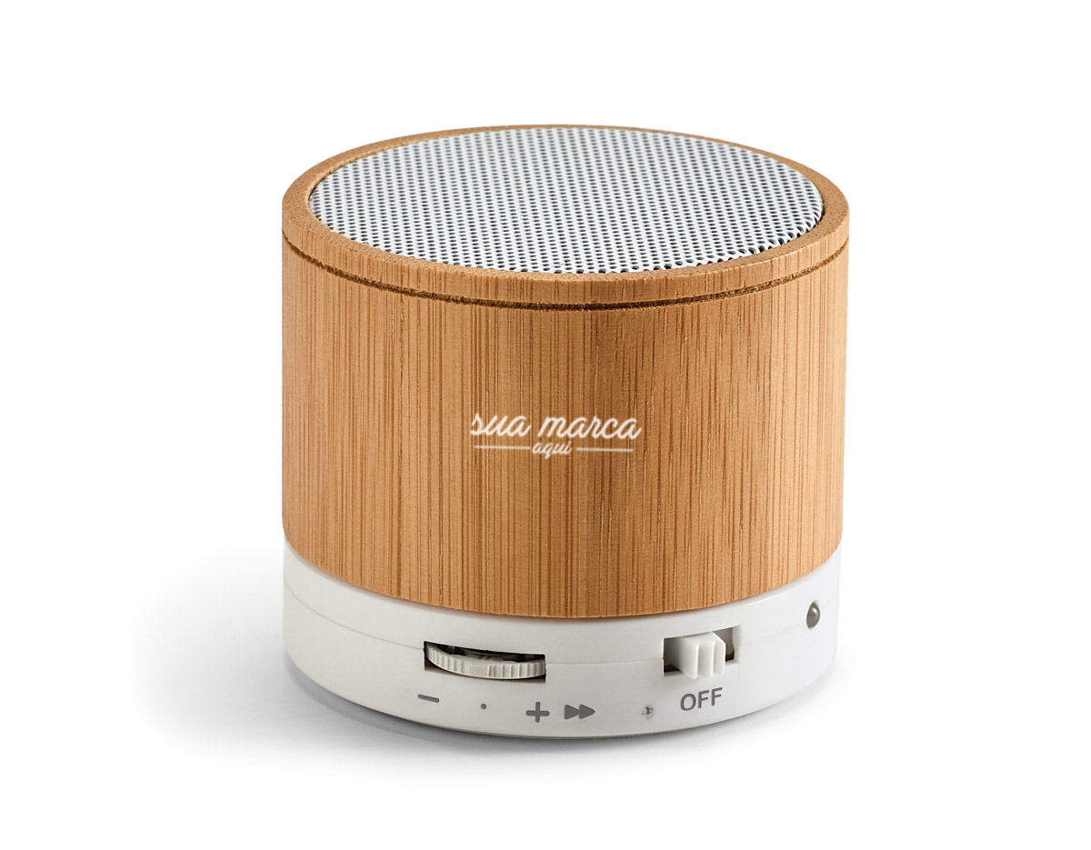 Caixa de som com microfone em bambu.  Possui transmissão por bluetooth, ligação stereo 3,5 mm e leitor de cartões TF. autonomia até 3h. capacidade: 300mAh. função para atender chamadas, controle de volume, conexão à playlist do dispositivo móvel e rádio FM. incluso cabo USB/micro USB para carrega