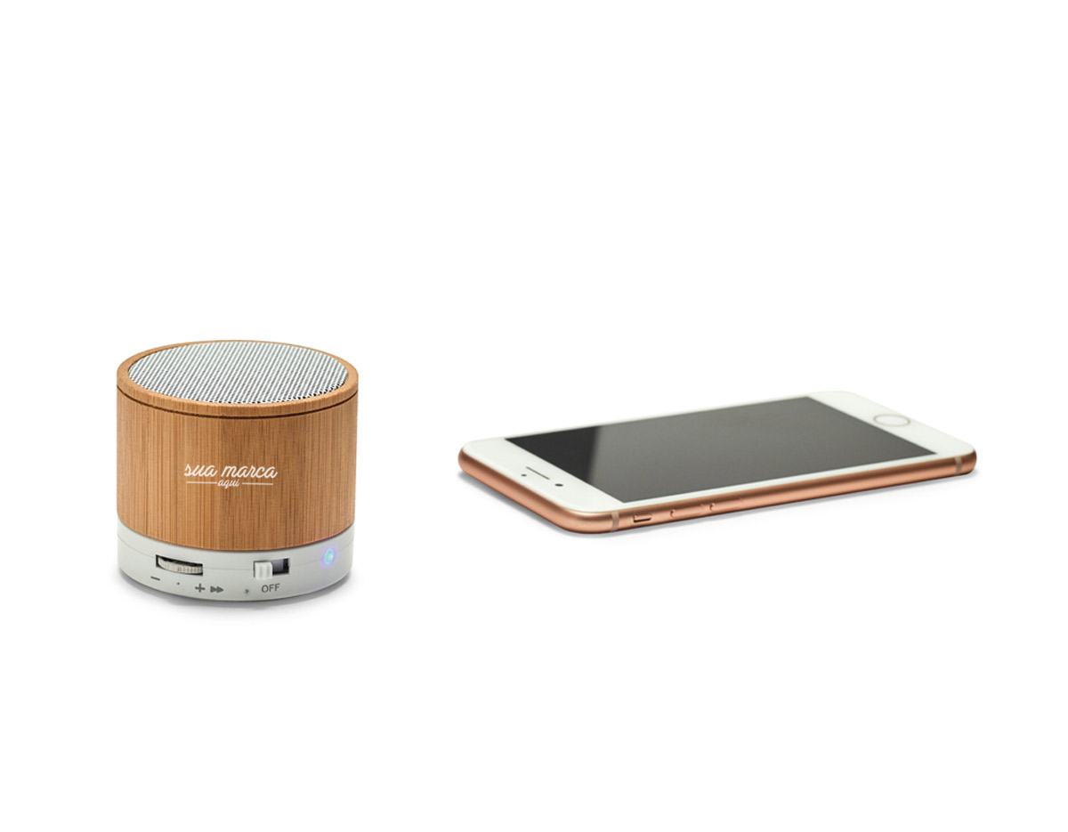 Caixa de som com microfone em bambu.  Possui transmissão por bluetooth, ligação stereo 3,5 mm e leitor de cartões TF. autonomia até 3h. capacidade: 300mAh. função para atender chamadas, controle de volume, conexão à playlist do dispositivo móvel e rádio FM. incluso cabo USB/micro USB para carrega
