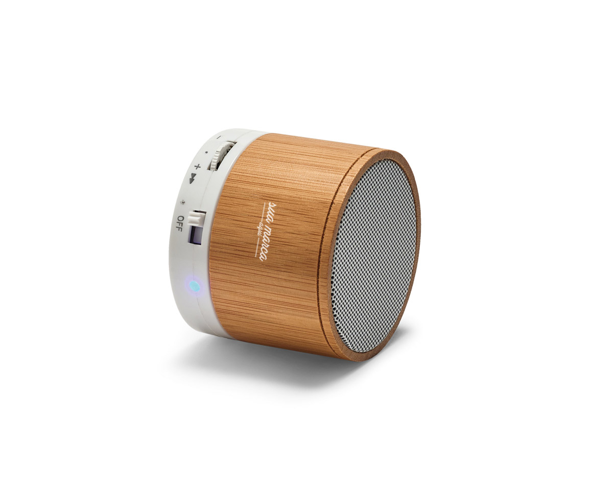 Caixa de som com microfone em bambu.  Possui transmissão por bluetooth, ligação stereo 3,5 mm e leitor de cartões TF. autonomia até 3h. capacidade: 300mAh. função para atender chamadas, controle de volume, conexão à playlist do dispositivo móvel e rádio FM. incluso cabo USB/micro USB para carrega
